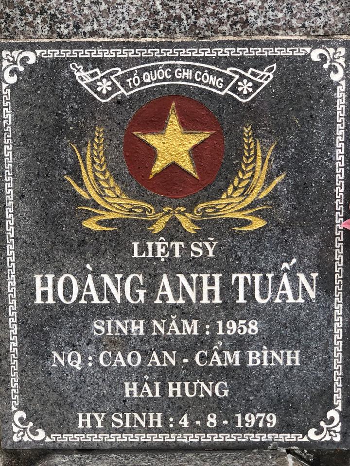 Ảnh mộ liệt sĩ Hoàng Anh Tuấn