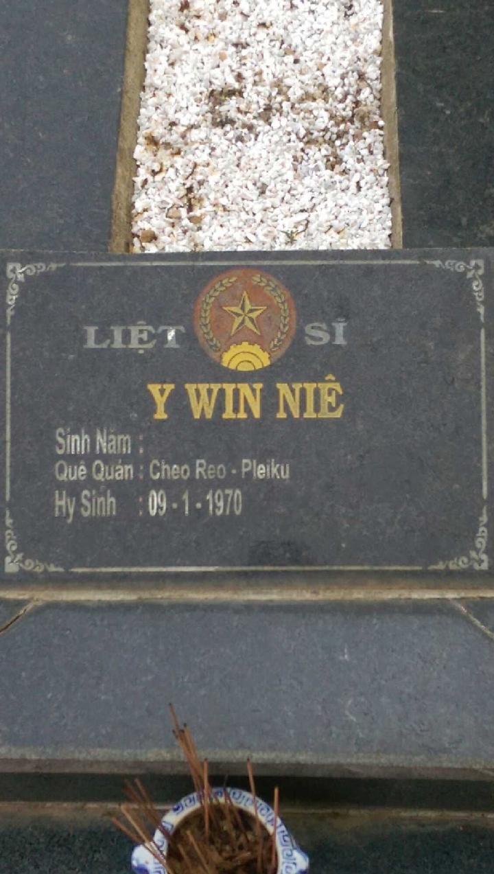 Ảnh mộ liệt sĩ Y Win Niê