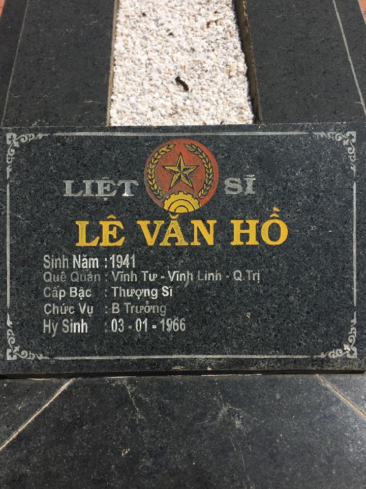 Ảnh mộ liệt sĩ Lê Văn Hồ