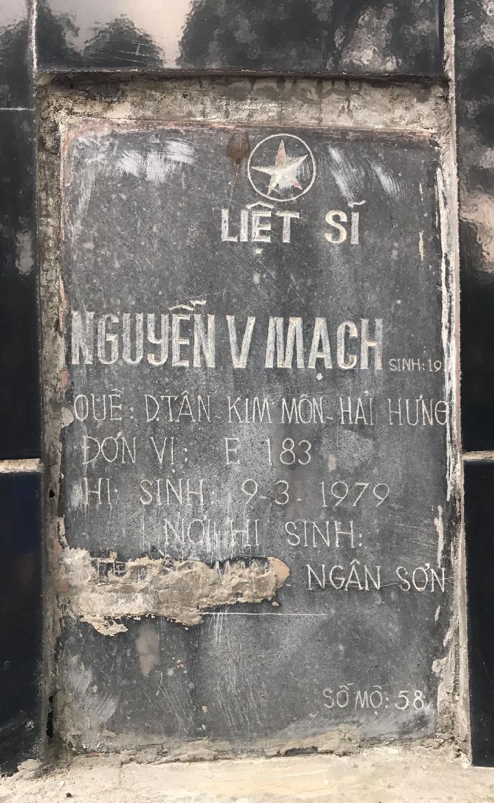 Ảnh mộ liệt sĩ Nguyễn Văn Mạch