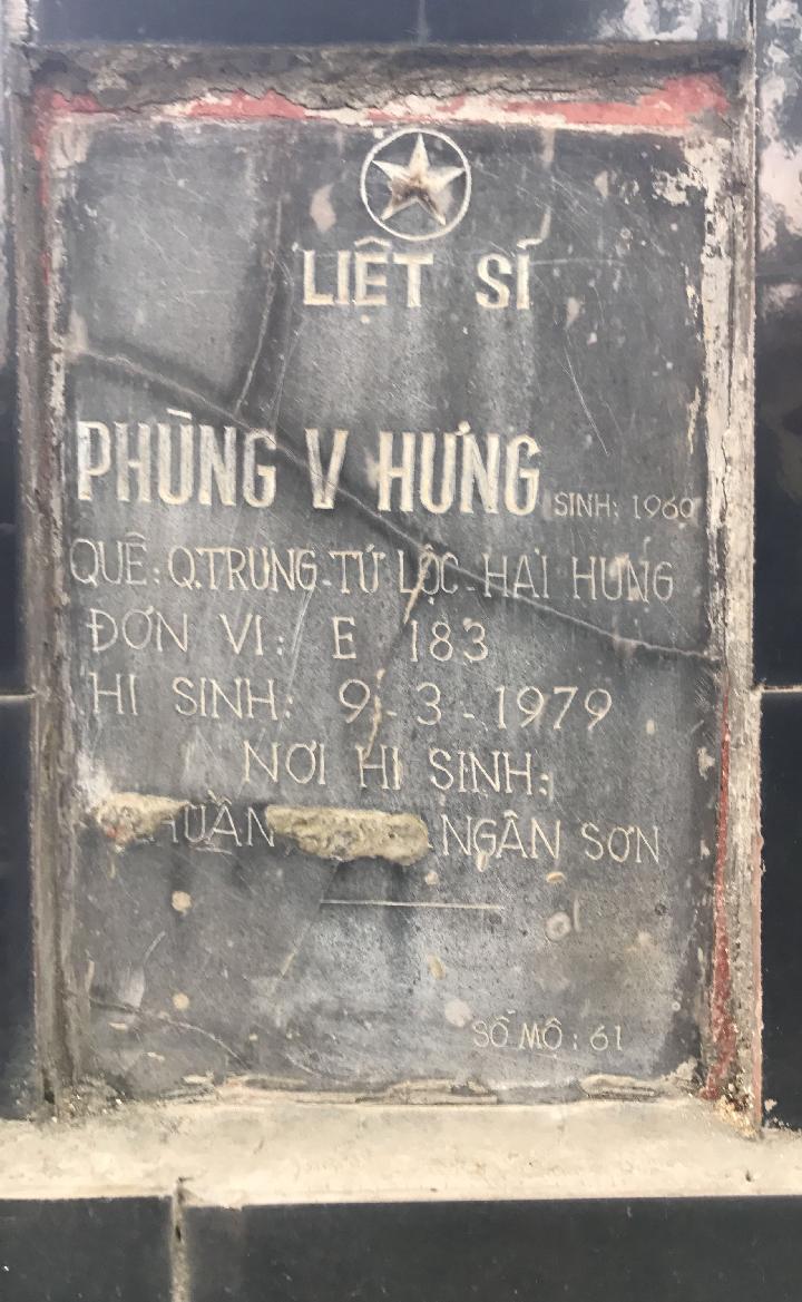 Ảnh mộ liệt sĩ Phùng Văn Hưng