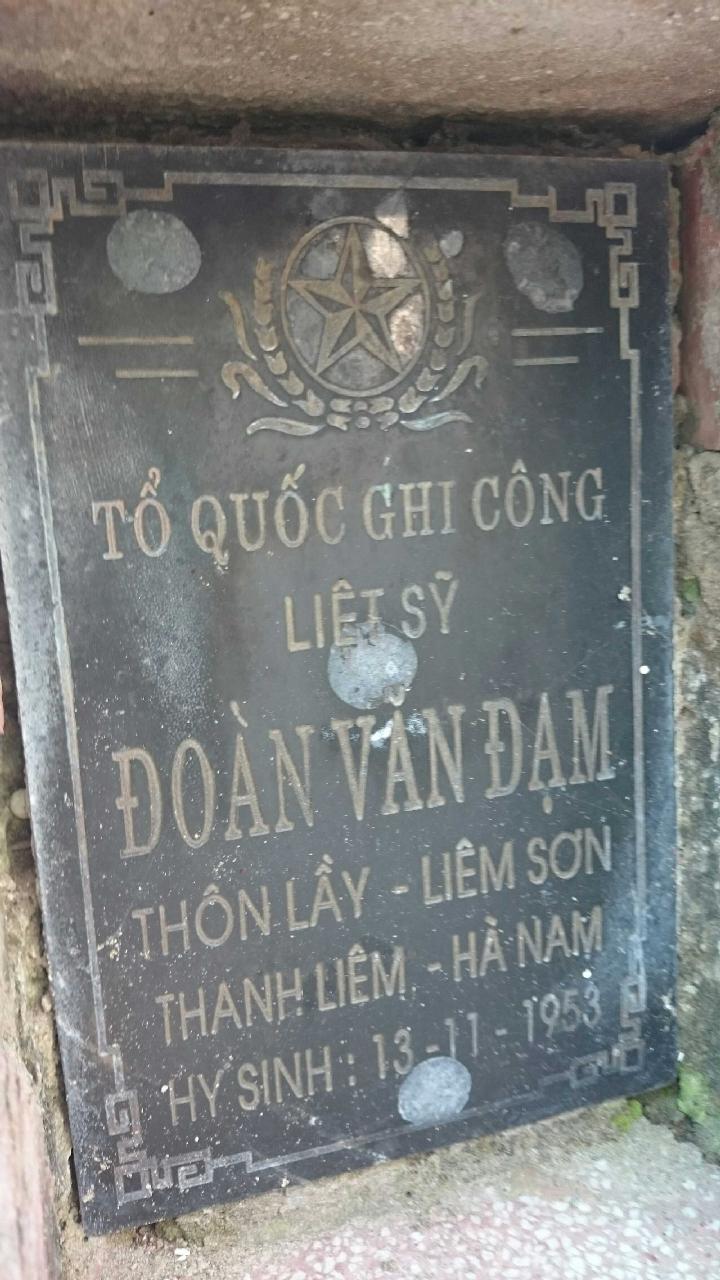 Ảnh mộ liệt sĩ Đoàn Văn Đạm