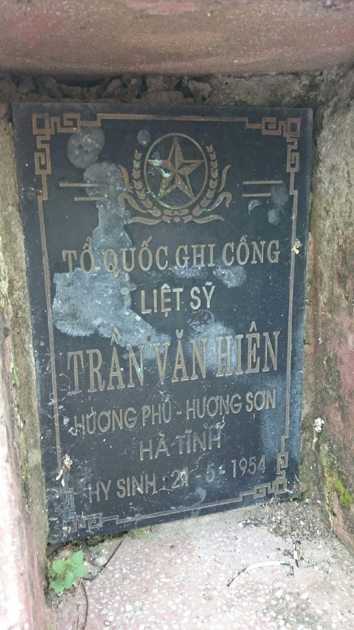 Ảnh mộ liệt sĩ Trần Văn Hiên