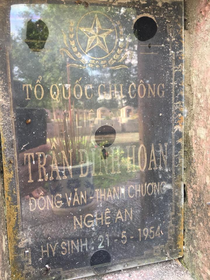 Ảnh mộ liệt sĩ Trần Đình Hoan
