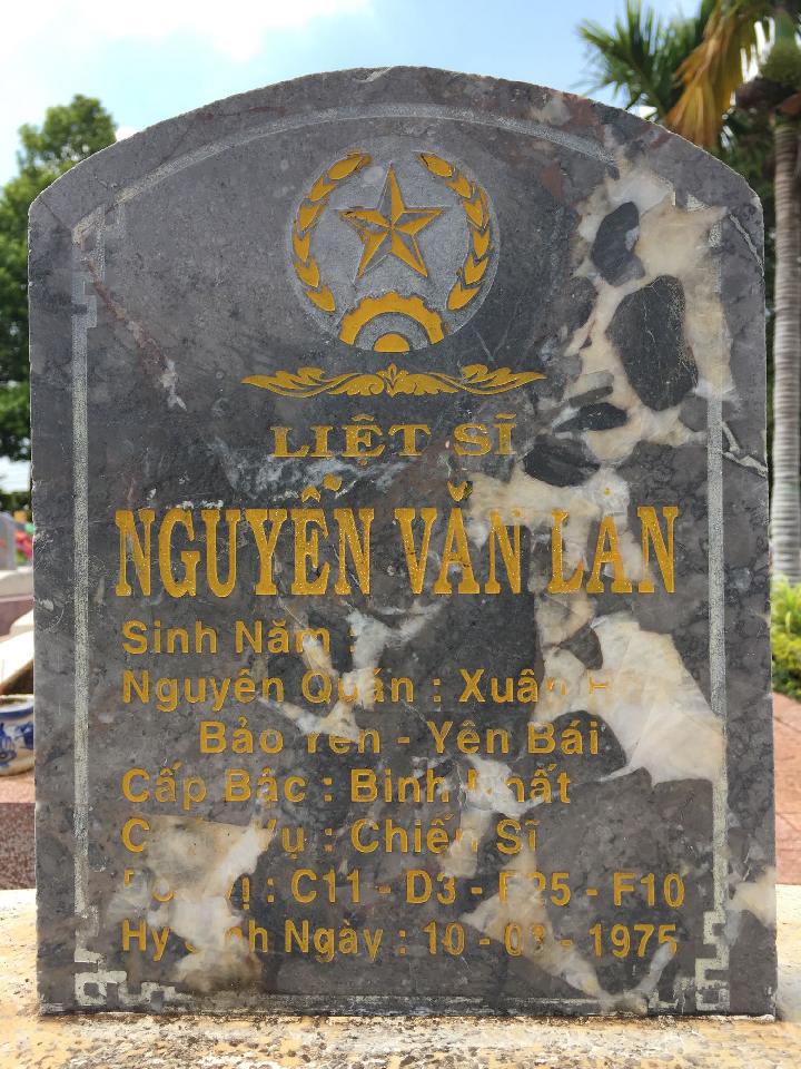 Ảnh mộ liệt sĩ Nguyễn Văn Lán