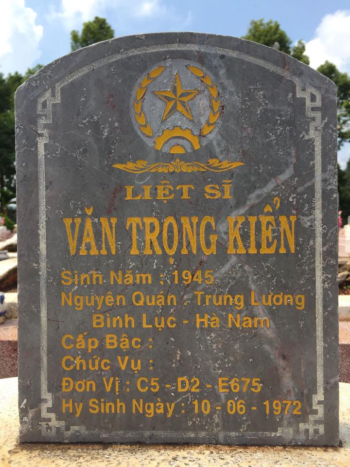 Ảnh mộ liệt sĩ Văn Trọng Kiển
