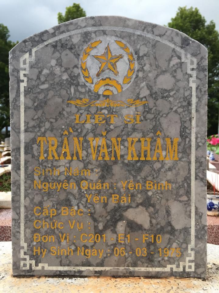 Ảnh mộ liệt sĩ Trần Văn Khâm