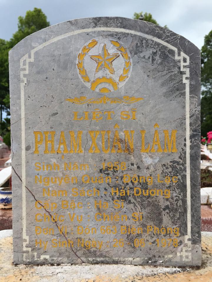 Ảnh mộ liệt sĩ Phạm Xuân Lâm