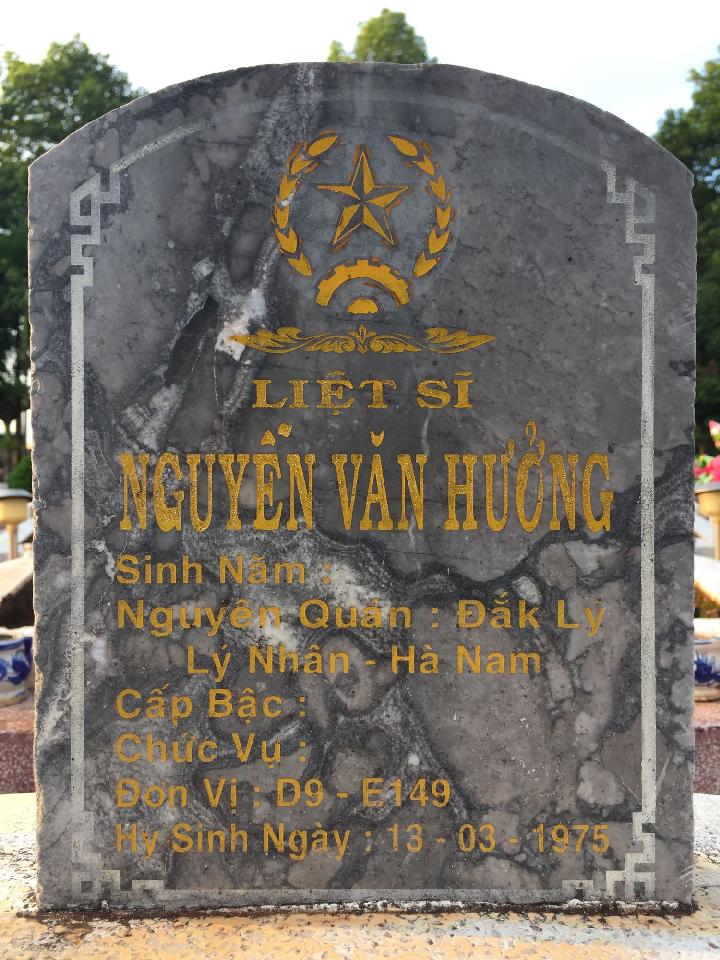 Ảnh mộ liệt sĩ Nguyễn Văn Hưởng
