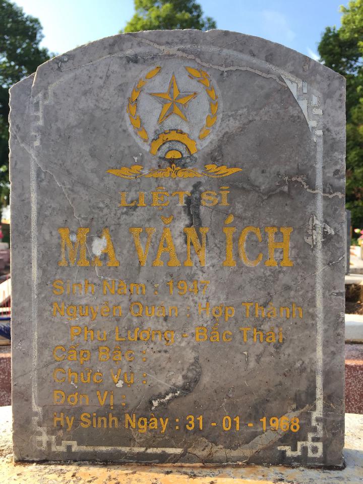 Ảnh mộ liệt sĩ Ma Văn Ích