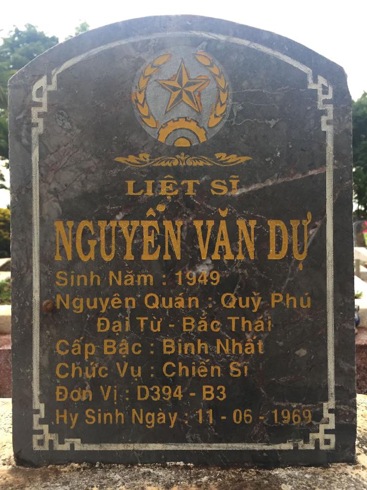 Ảnh mộ liệt sĩ Nguyễn Văn Dự