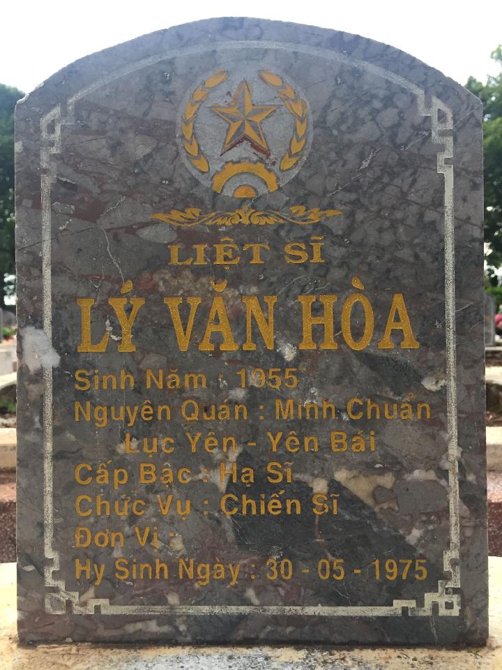 Ảnh mộ liệt sĩ Lý Văn Hòa