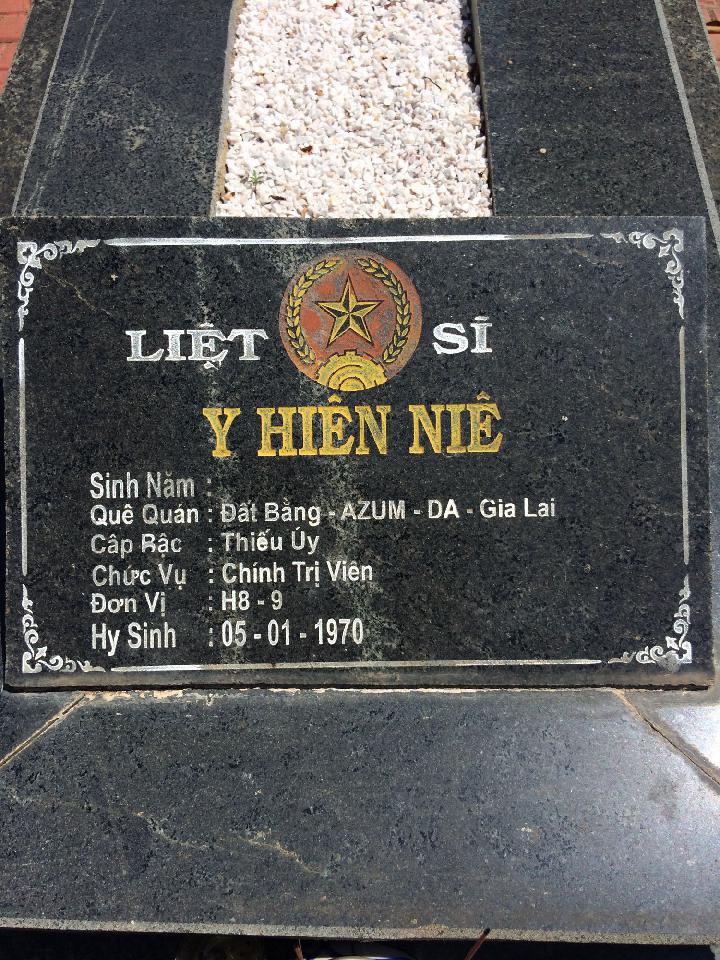Ảnh mộ liệt sĩ Y Hiên Niê