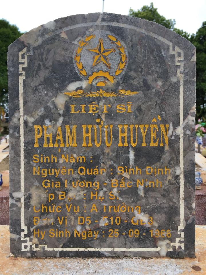Ảnh mộ liệt sĩ Phạm Hữu Huyền