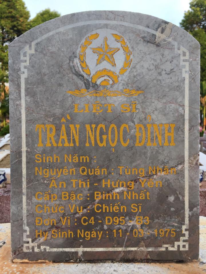 Ảnh mộ liệt sĩ Trần Ngọc Đỉnh