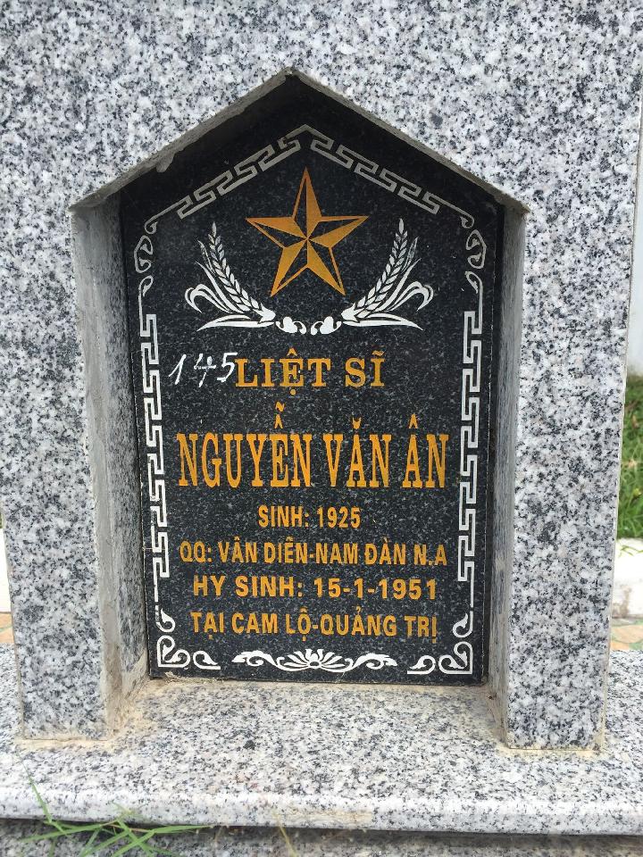 Ảnh mộ liệt sĩ Nguyên Văn Ân