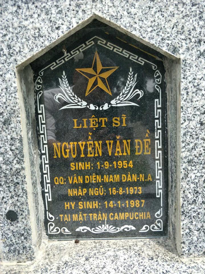 Ảnh mộ liệt sĩ Nguyễn Văn Đề