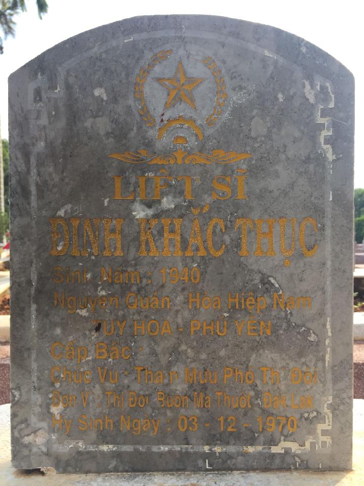 Ảnh mộ liệt sĩ Đinh Khắc Thục