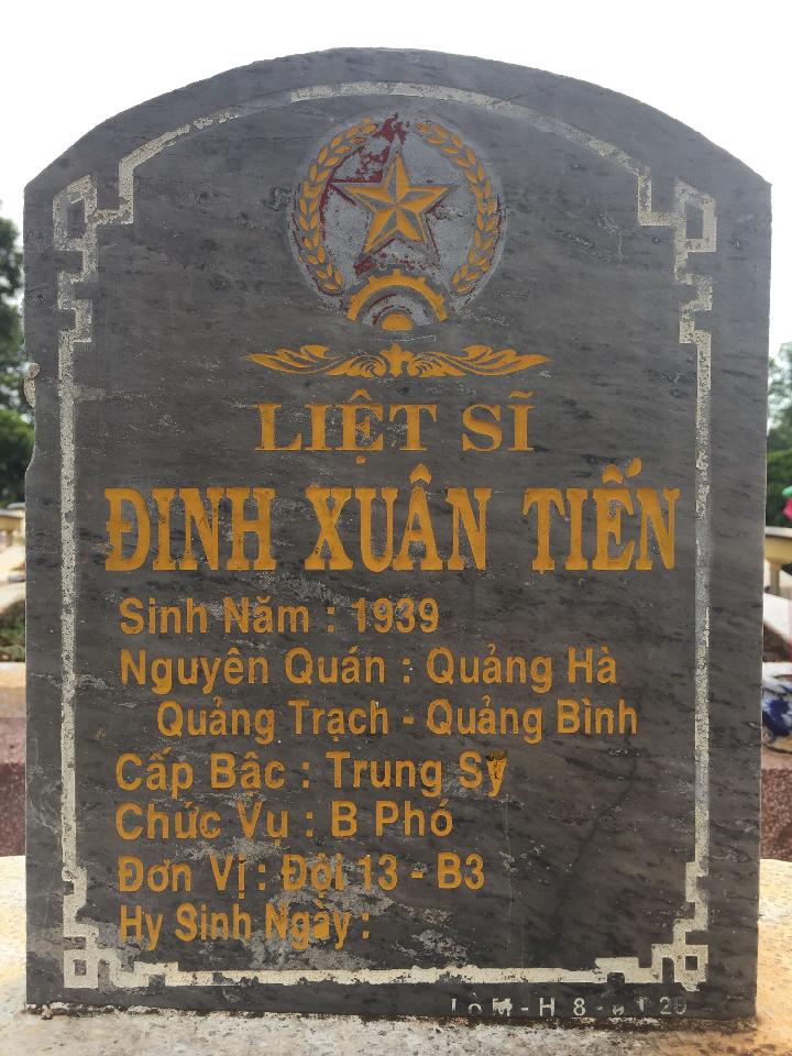 Ảnh mộ liệt sĩ Đinh Xuân Tiến