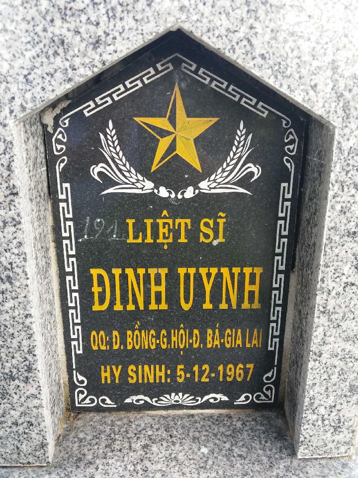 Ảnh mộ liệt sĩ Đinh Uynh