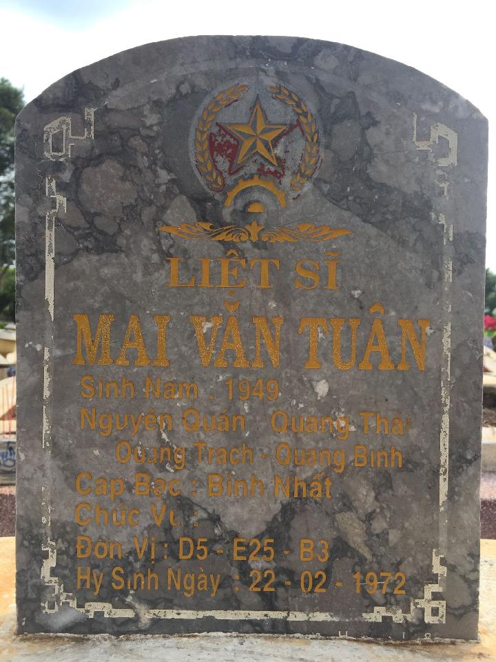 Ảnh mộ liệt sĩ Mai Văn Tuân