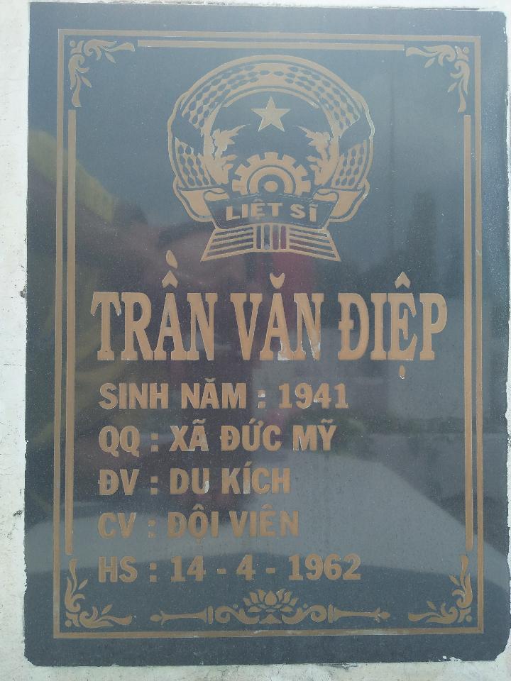 Ảnh mộ liệt sĩ Trần Văn Điệp