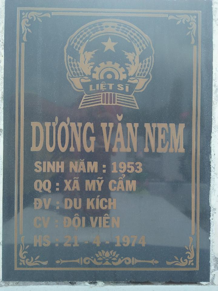 Ảnh mộ liệt sĩ Dương Văn Nem