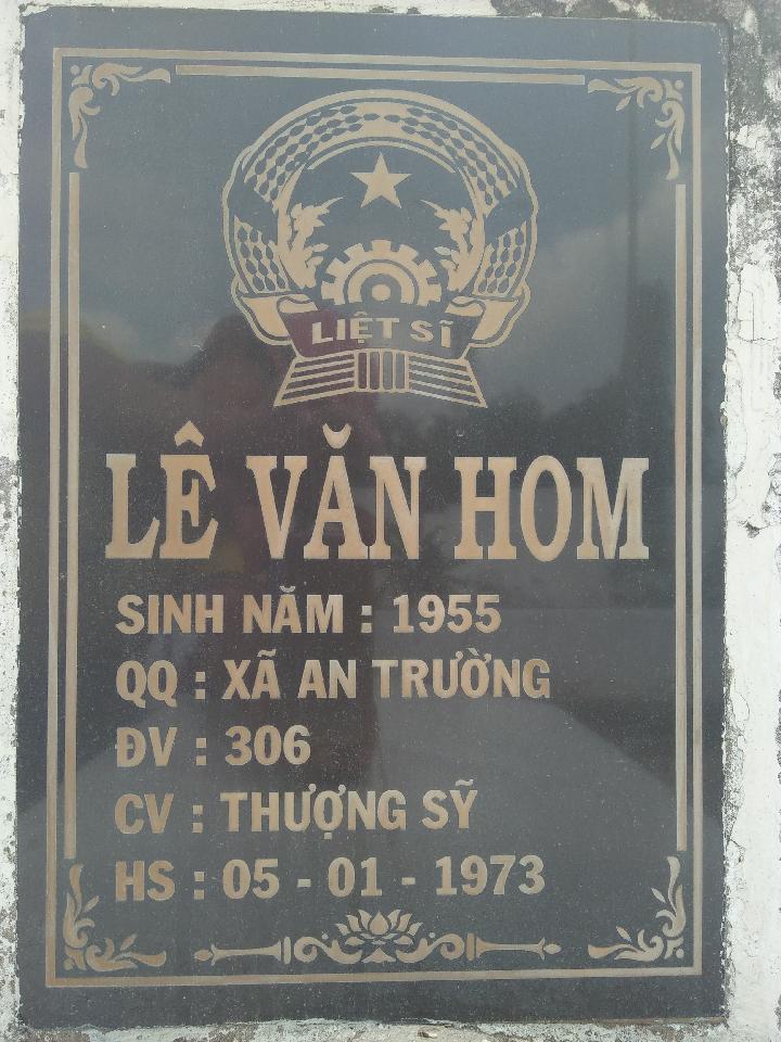 Ảnh mộ liệt sĩ Lê Văn Hom