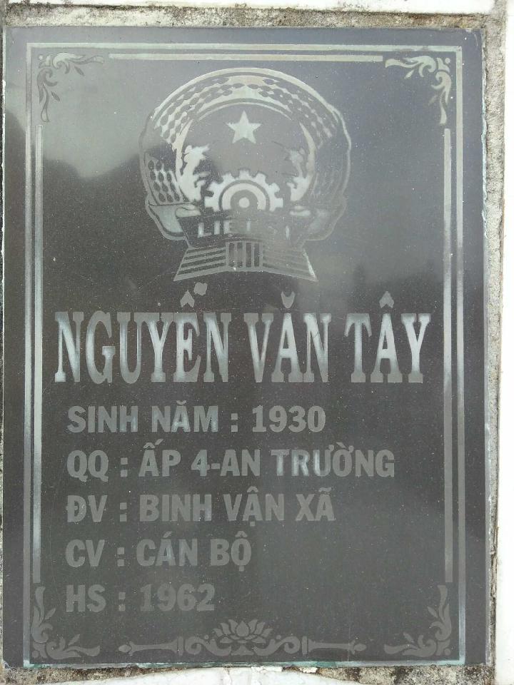 Ảnh mộ liệt sĩ Nguyễn Văn Tây