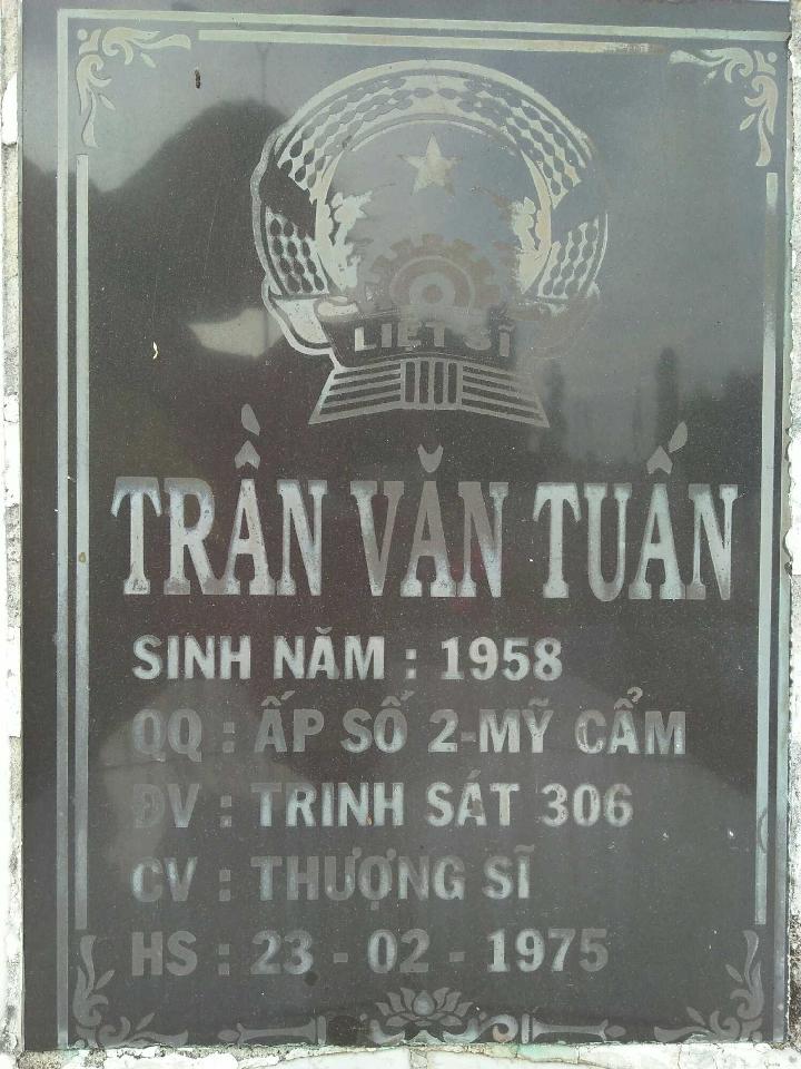 Ảnh mộ liệt sĩ Trần Văn Tuấn