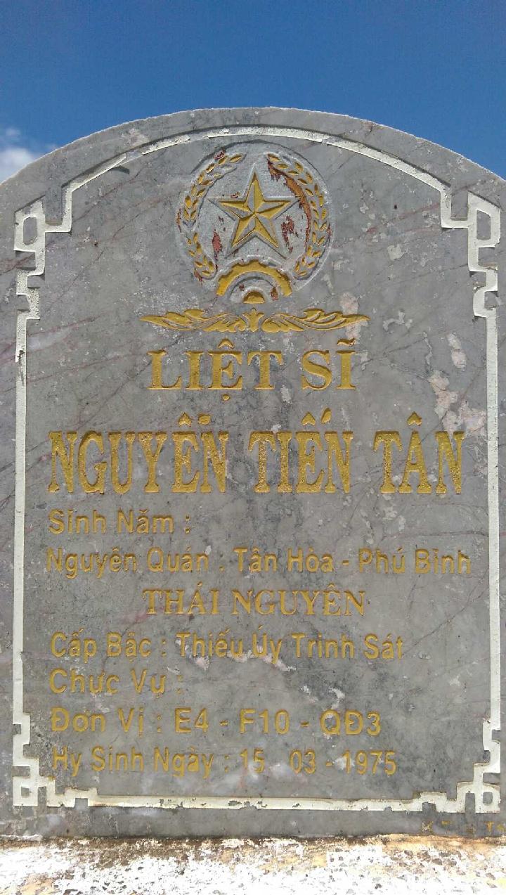 Ảnh mộ liệt sĩ Nguyễn Tiến Tân