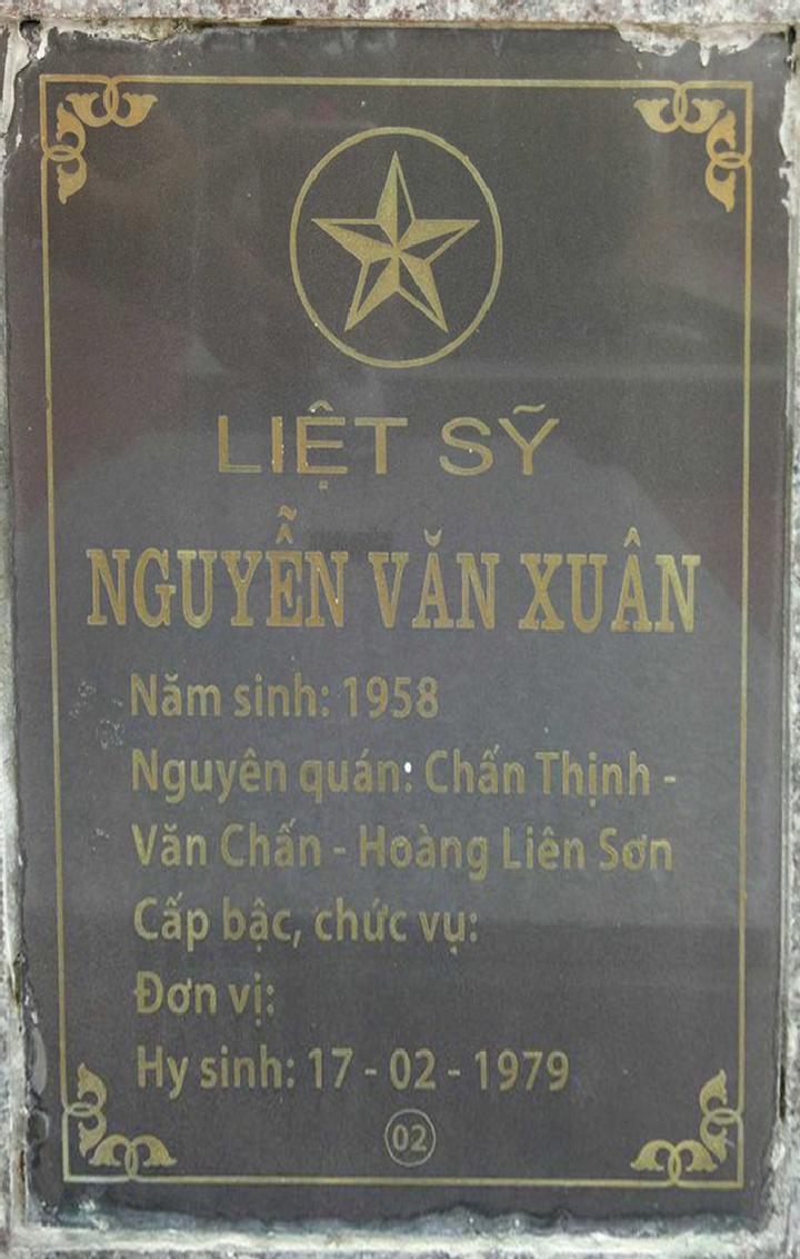 Ảnh mộ liệt sĩ Nguyễn Văn Xuân