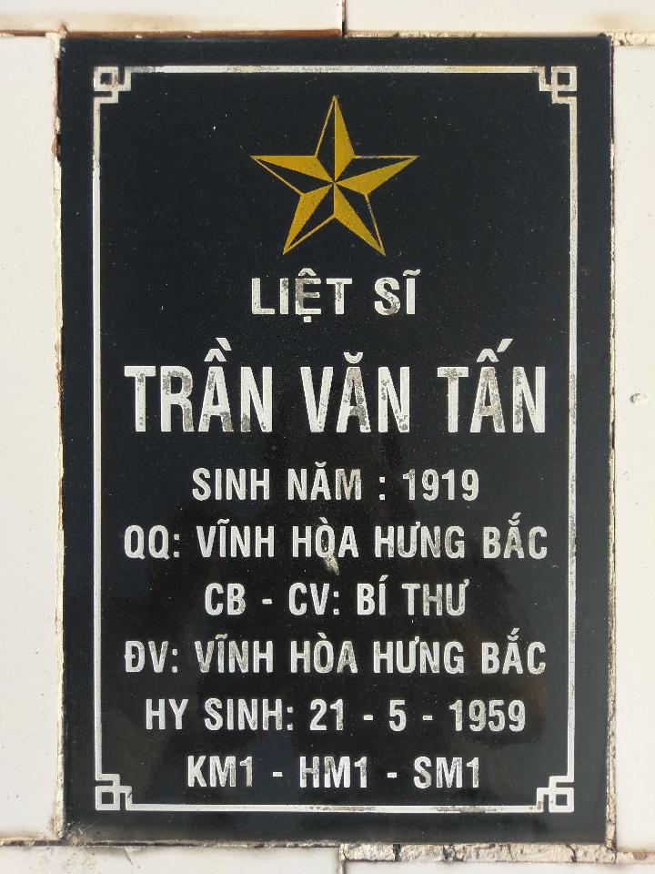 Ảnh mộ liệt sĩ Trần Văn Tấn