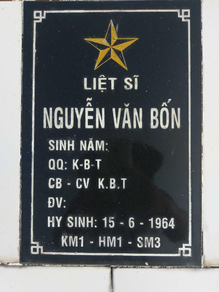 Ảnh mộ liệt sĩ Nguyễn Văn Bốn