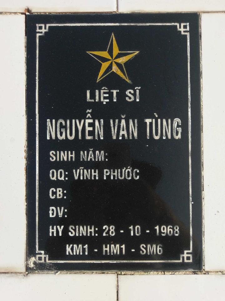Ảnh mộ liệt sĩ Nguyễn Văn Tùng