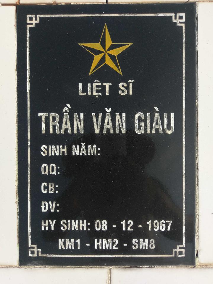 Ảnh mộ liệt sĩ Trần Văn Giàu