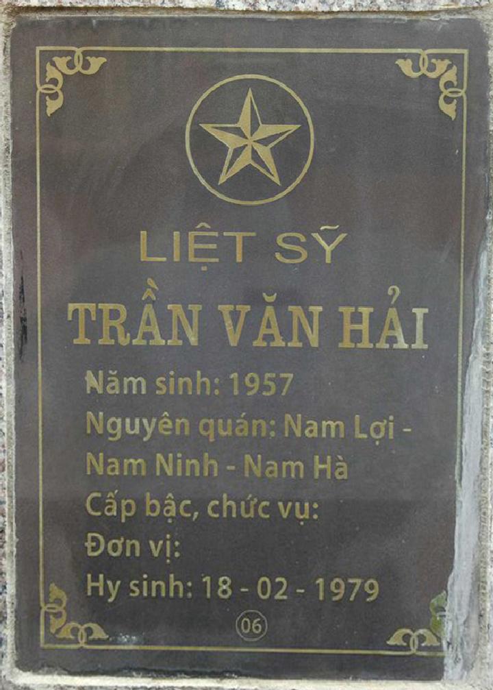 Ảnh mộ liệt sĩ Trần Văn Hải