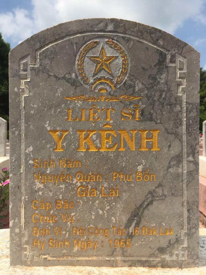 Ảnh mộ liệt sĩ Y Kênh