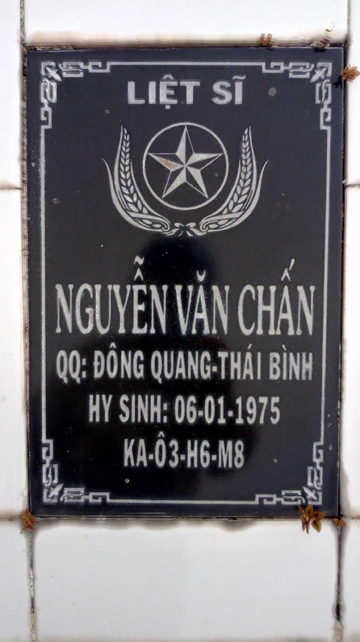 Ảnh mộ liệt sĩ Nguyễn Văn Chấn