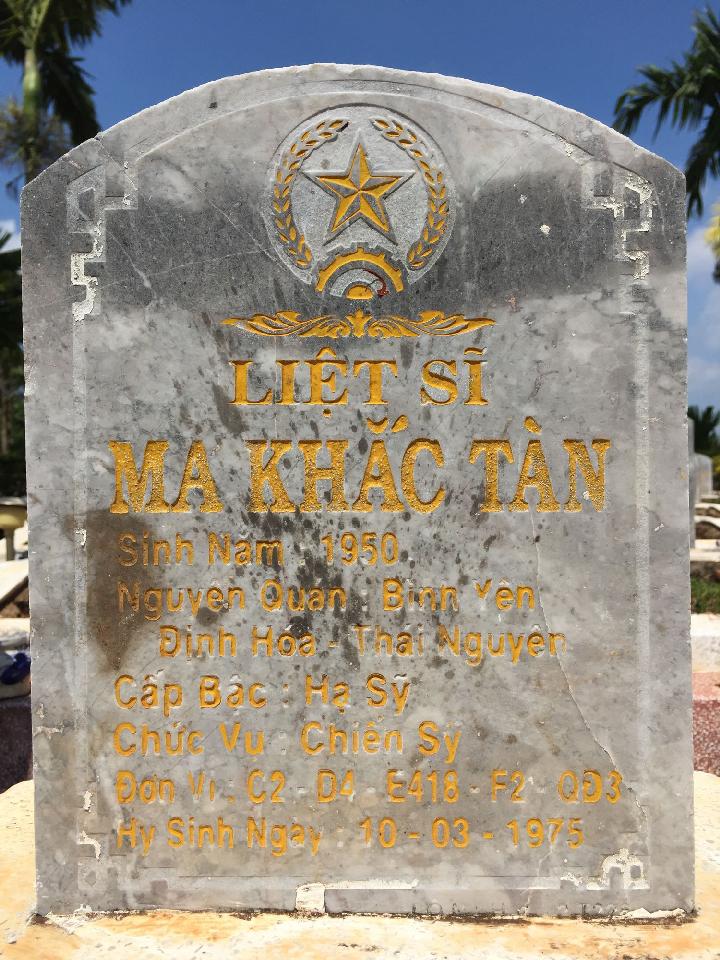 Ảnh mộ liệt sĩ Ma Khắc Tàn