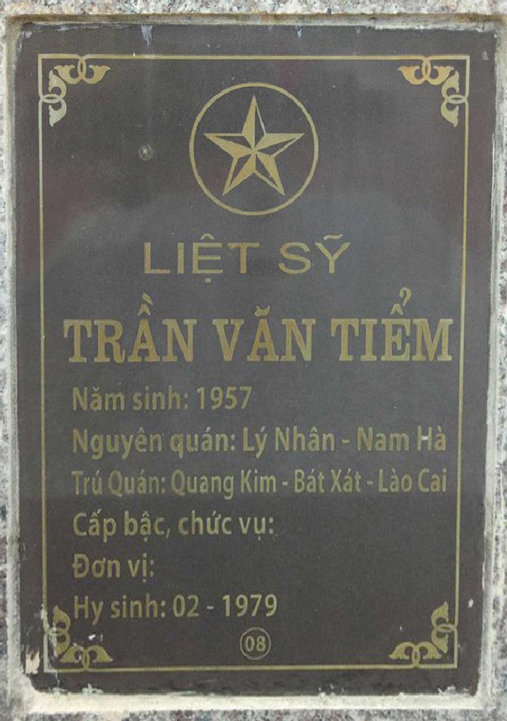 Ảnh mộ liệt sĩ Trần Văn Tiểm