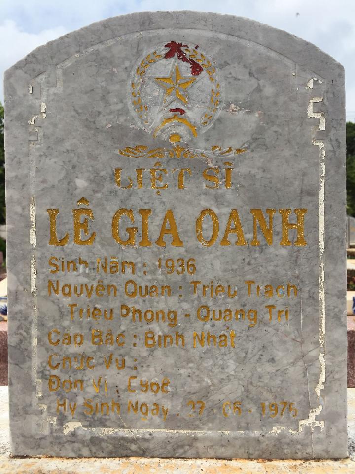 Ảnh mộ liệt sĩ Lê Gia Oanh