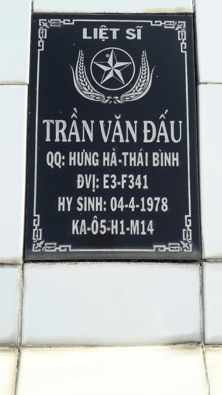 Ảnh mộ liệt sĩ Trần Văn Đấu
